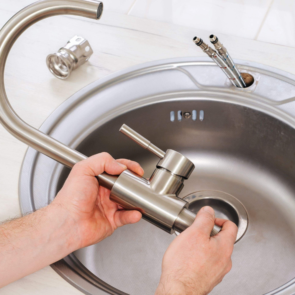 Comment installer un mitigeur de cuisine facilement (même pour un débutant)